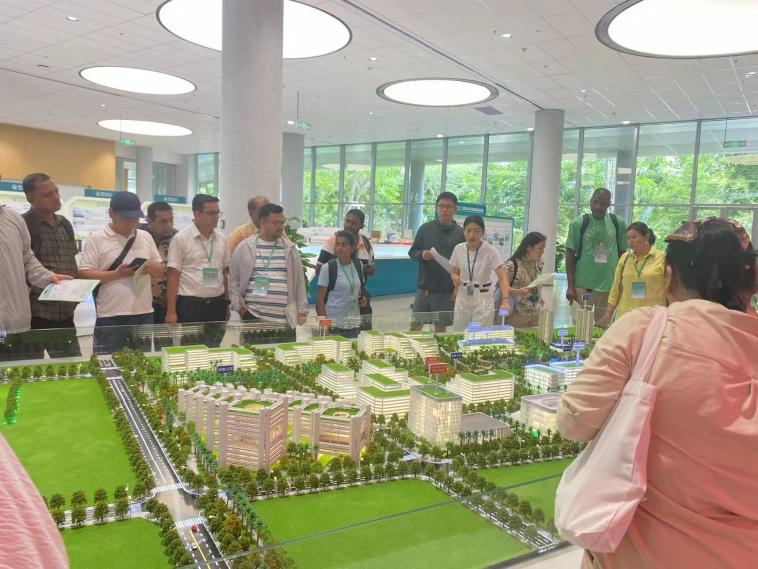 学员参观南繁院4